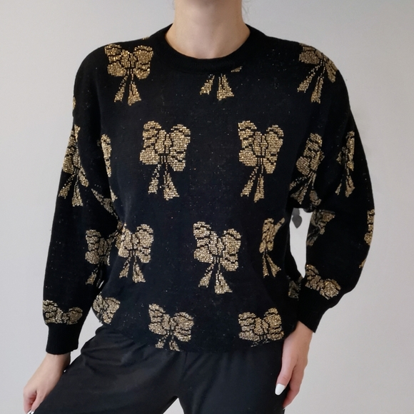Medium vintage black Christmas sweater, gold bow holiday jumper - Picture 3 of 5